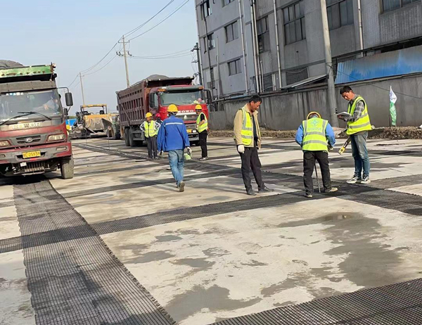 元宝山老材料的新故事：玻璃纤维土工格栅如何在‘白改黑’浪潮中重获新生？